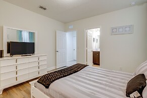 9 Mi to Disney: Group Getaway w/ Lanai & Hot Tub!