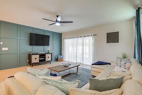 9 Mi to Disney: Group Getaway w/ Lanai & Hot Tub!