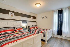 9 Mi to Disney: Group Getaway w/ Lanai & Hot Tub!