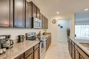 9 Mi to Disney: Group Getaway w/ Lanai & Hot Tub!