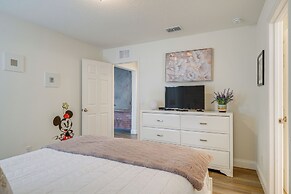 9 Mi to Disney: Group Getaway w/ Lanai & Hot Tub!