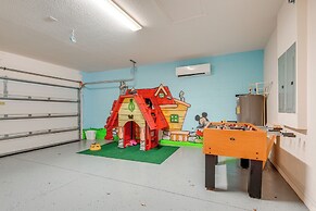 9 Mi to Disney: Group Getaway w/ Lanai & Hot Tub!