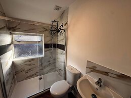 5 Bedroom Cosy Bloxwich Stay - Wifi & Free Parking