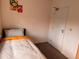 5 Bedroom Cosy Bloxwich Stay - Wifi & Free Parking