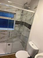 5 Bedroom Cosy Bloxwich Stay - Wifi & Free Parking