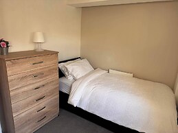 5 Bedroom Cosy Bloxwich Stay - Wifi & Free Parking