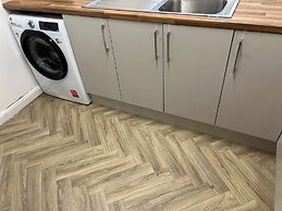 5 Bedroom Cosy Bloxwich Stay - Wifi & Free Parking