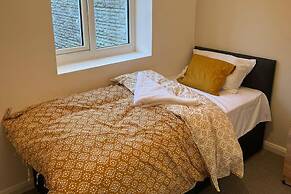 5 Bedroom Cosy Bloxwich Stay - Wifi & Free Parking