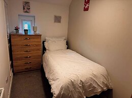5 Bedroom Cosy Bloxwich Stay - Wifi & Free Parking
