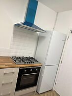 5 Bedroom Cosy Bloxwich Stay - Wifi & Free Parking