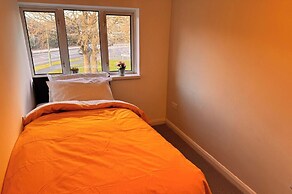 5 Bedroom Cosy Bloxwich Stay - Wifi & Free Parking