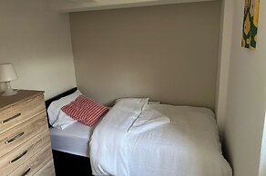 5 Bedroom Cosy Bloxwich Stay - Wifi & Free Parking