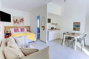 Vatican Loft with Balcony -Home and More