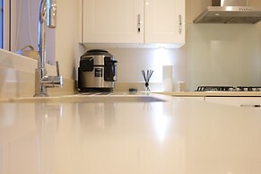 Bicester Villa - 6 Bed - Sleeps 14