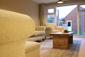 Bicester Villa - 6 Bed - Sleeps 14