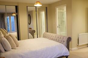 Bicester Villa - 6 Bed - Sleeps 14