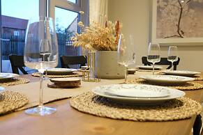 Bicester Villa - 6 Bed - Sleeps 14