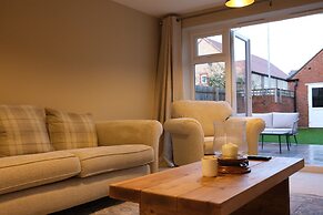 Bicester Villa - 6 Bed - Sleeps 14