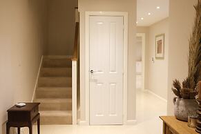 Bicester Villa - 6 Bed - Sleeps 14