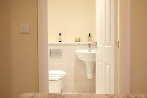 Bicester Villa - 6 Bed - Sleeps 14