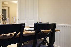 Bicester Villa - 6 Bed - Sleeps 14