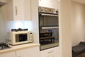 Bicester Villa - 6 Bed - Sleeps 14