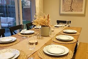 Bicester Villa - 6 Bed - Sleeps 14