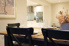 Bicester Villa - 6 Bed - Sleeps 14