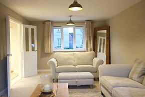 Bicester Villa - 6 Bed - Sleeps 14