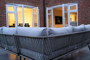 Bicester Villa - 6 Bed - Sleeps 14