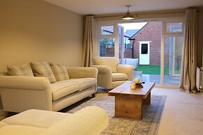 Bicester Villa - 6 Bed - Sleeps 14