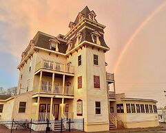 The Glen Cove Hotel & Restaurant