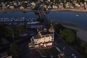 The Glen Cove Hotel & Restaurant