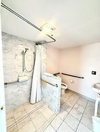 The Glen Cove Hotel & Restaurant