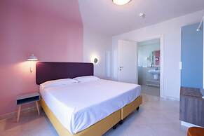 La Vista Postcard Hotel