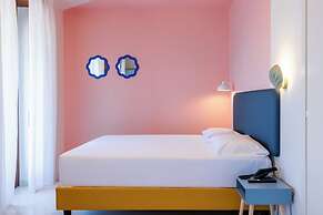 La Vista Postcard Hotel