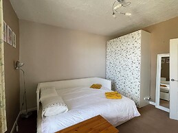 Sheffield's 3BR Retreat