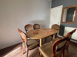 Sheffield's 3BR Retreat