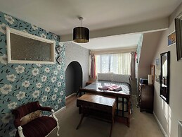 Sheffield's 3BR Retreat