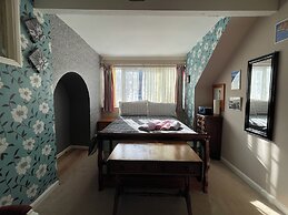 Sheffield's 3BR Retreat