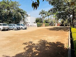 Silver Oak Country Yard Hotel & Resort