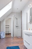 Penthouse by Brosundet, Free Parking Space