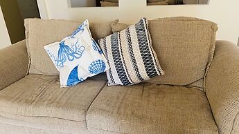 Near Beach-3br-sleeps6-patio-garden-parking-ac