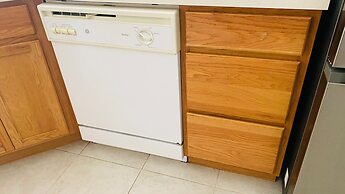 Near Beach-3br-sleeps6-patio-garden-parking-ac