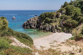 Mikro Nisi Studios & Apartments