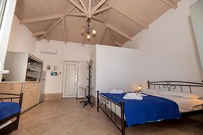 Mikro Nisi Studios & Apartments