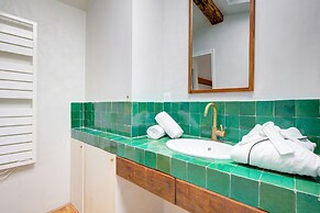 Cozy & Elegant Retreat Near Notre-Dame