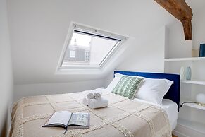 Cozy & Elegant Retreat Near Notre-Dame