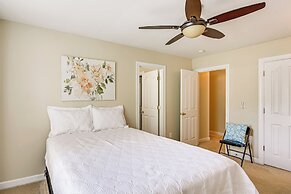 10 Mi to Dtwn Greensboro: Family Gem w/ Yard