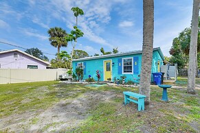 Charming Art-filled Cottage w/ Private Pool!